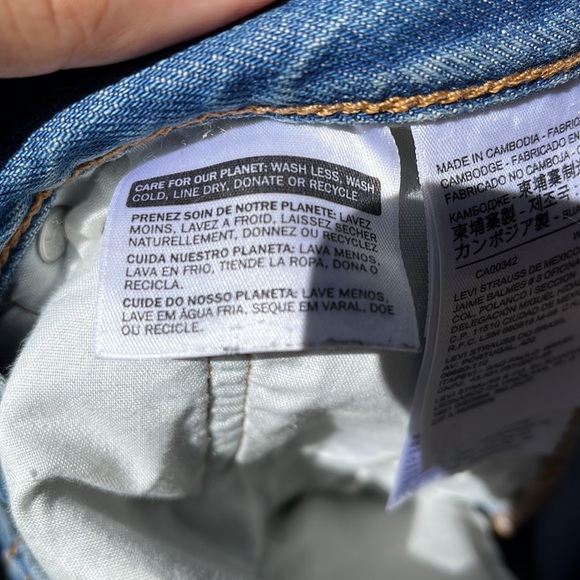 Red Tag Levi’s Distressed Boyfriend/Cigarette Jeans - Picture 5 of 7